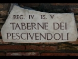 06645 ostia - regio iv - insula v - taberne dei pescivendoli (iv,v,1) - schild.jpg